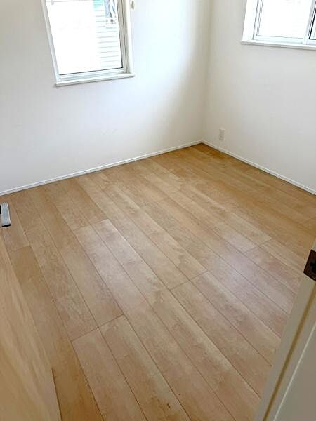 角部屋に位置し、2方向に窓を配した明るい洋室◎採光・通風ともに優れており、爽やかな風が通り抜ける快適な空間となっています。フローリングはナチュラルな色合いで、どんなインテリアにも馴染みやすいです。