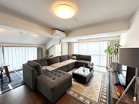 ＼陽当たり良好！×6Fのお部屋で眺望良好！／海外移住のため、家具家電をほぼ現状のままお渡しできます◎詳細はお気軽にお問い合わせください。オートロックや宅配ボックスなど共用設備も整っています。