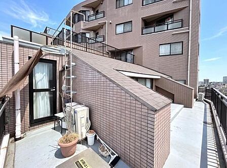 陽当りや通風に優れた33.95平米のルーフバルコニー。お洗濯物を干す場所としてはもちろん、ガーデニングや気分転換の場としても多目的にご活用いただけます。