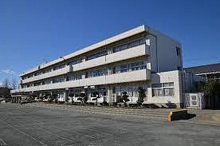 桶川市立朝日小学校まで555m、低学年のお子様でも無理なく通える距離で、親御さんも安心です。