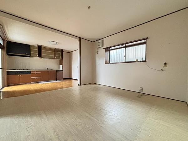 約14帖のゆとりあるLDK。ダイニングテーブルやソファを配置しやすく、居住スペースを広く有効にお使いいただけます！家族団らんの時間をゆったり過ごせます。窓から自然光が差し込む明るいリビング。