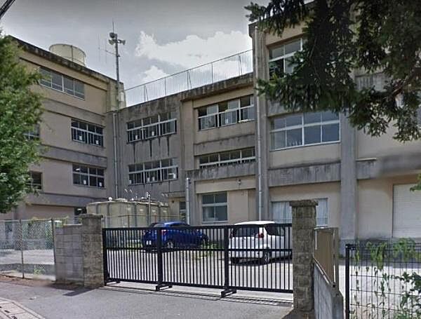 伊奈町立小室小学校まで180m、低学年のお子様でも無理なく通える距離で、親御さんも安心です。