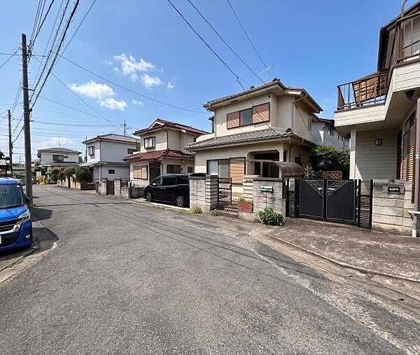 周辺は戸建てが整然と立ち並ぶ閑静な住宅街。空が広く感じられる穏やかな住環境が広がります。交通量が落ち着いた住宅街のため、落ち着いてお過ごしいただけます。