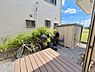 その他：ウッドデッキを設けたお庭スペースです。ウッドデッキ横には、収納や自転車置き場としてもお使いいただけるスペースがあります。