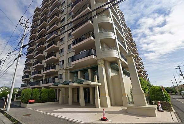 【クラシカルな外観の4LDK】南向き角部屋の4LDKで、川沿いの開放的な眺望をお楽しみいただけます。専有面積88.29平米の4LDKは、ご家族でお住まいいただくのに十分なゆとりある広さです。