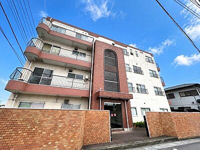外観:4階建て最上階の角部屋です!隣にファミリーマート、業務スーパーまで徒歩5分の便利な立地です。現況渡しのため、ご予算やお好みに合わせたリフォームも承ります! 外観:4階建て最上階の角部屋です!隣にファミリーマート、業務スーパーまで徒歩5分の便利な立地です。現況渡しのため、ご予算やお好みに合わせたリフォームも承ります!