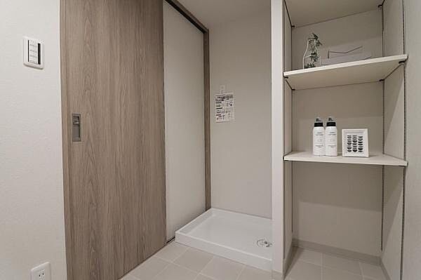 シンプルなデザインでまとまった洗面所です。収納スペースが設けられており小物や日用品の整理に便利です。清潔感がある空間で毎日の使い勝手にも配慮されています。