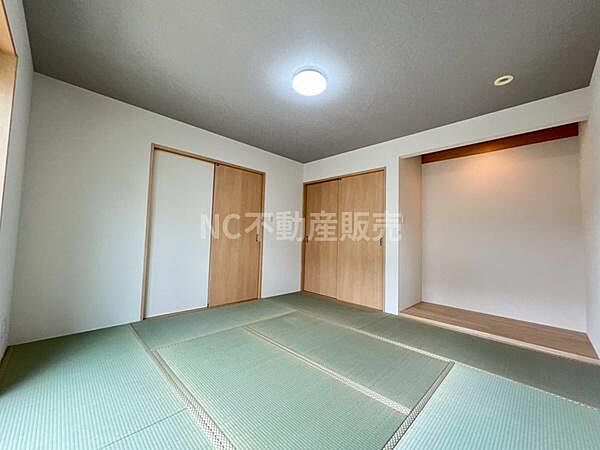 和室のリビングはシンプルなデザインですっきりとした印象です。畳の質感が落ち着きある空間を演出しています。収納スペースも備わっており使い勝手が良いお部屋です。温かみのある照明が室内を優しく照らします。