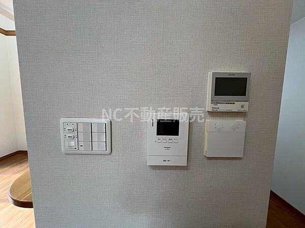 壁面に設置された各種コントロールパネルが整然と配置され使いやすさが考慮されています。スイッチやモニターも手元で操作しやすい位置に設置されています。シンプルな配線で室内の雰囲気にも馴染んでいます。