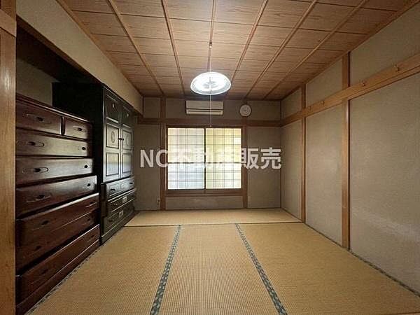 和室の落ち着いた雰囲気が特徴の寝室です。天井や柱建具に木材を使用し温かみのある空間が広がっています。収納スペースも充実しており整理整頓がしやすい造りです。