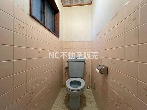 清潔感のあるタイル張りのトイレです。シンプルな造りで窓付きのため明るさもしっかり確保されています。使いやすい配置が特徴的です。広さも十分に確保されており落ち着いた雰囲気となっています。