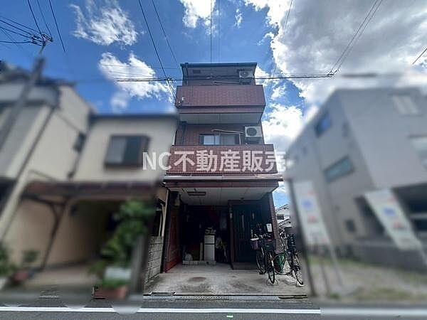 建物下に屋根付きの駐車スペースが確保されています。自転車と車が並んで置ける広さです。通りに面しており出入りもしやすい配置です。雨の日でも安心して駐輪・駐車が可能です。