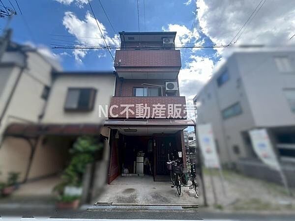 レンガ調の外観が特徴的な物件です。敷地内には自転車やバイクも置けるスペースがあります。三階建てで住戸が縦に広がっています。前面道路も含めて開放感があります。周囲の建物と調和した落ち着いた外観です。