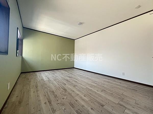 明るい光が差し込む広々とした子供部屋です。シンプルなデザインで使いやすさが魅力です。木目調の床が落ち着いた雰囲気を演出しています。壁の色合いもアクセントになっています。