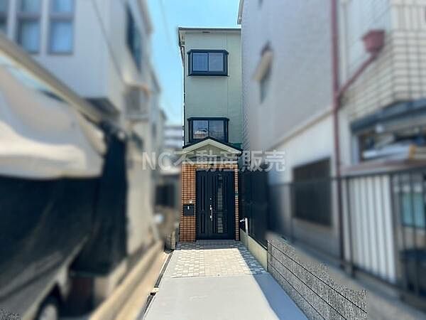 建物前面に駐車スペースが確保されています。舗装されたアプローチがあり車の出し入れもスムーズです。門扉付きで安心してご利用いただけます。両側が囲まれており落ち着いた雰囲気です。