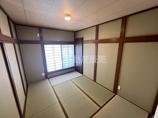 落ち着いた色合いの畳と障子が和室ならではの雰囲気を感じさせます。壁や天井の木目調も上品にまとまっています。照明の明るさも程よくシンプルなデザインが特徴的です。収納スペースも使い勝手が良さそうです。