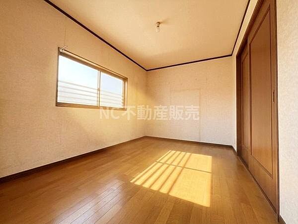 明るい光が差し込む寝室です。木目調のフローリングが温かみのある印象を与えます。収納スペースも備わっておりすっきりとした空間を保てます。広さも十分にあるのでレイアウトの自由度が高いです。