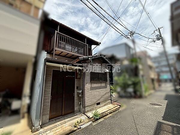 落ち着いた雰囲気の前面道路に面した物件です。周囲は静かな環境でプライバシーも確保されています。建物の外観はシンプルで扱いやすくベランダも設置されています。日当たりも良好で快適な印象の現地写真です。