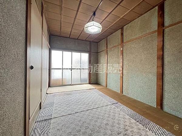 畳と障子が特徴的な和室の空間です。スッキリとした間取りで収納スペースも備えています。落ち着いた雰囲気の子供部屋としてご利用いただけます。柔らかな自然光が室内に差し込みます。扉付きの収納も便利です。