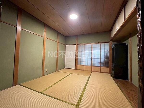 落ち着いた雰囲気の和室です。畳が丁寧に敷かれており障子や襖も和の趣を醸し出しています。天井や柱造り付け収納もあり伝統的な空間が広がっています。ゆったりとした広さが感じられます。