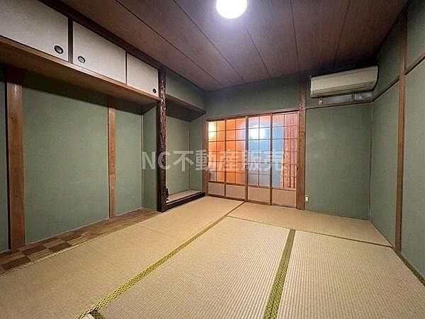 畳敷きの空間が和室の落ち着いた雰囲気を引き立てています。障子窓から柔らかな光が入り心安らぐ空間です。押入れ収納も備わっており使い勝手に配慮されています。天井や柱の素材感も特徴的な和室です。