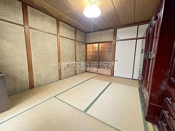 落ち着いた雰囲気の和室です。畳の状態も良好で快適な空間を保っています。天井や壁の木目が温かみを感じさせます。収納も充実していますので便利にご利用いただけます。和室ならではの魅力をお楽しみください。