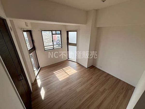 窓が複数あり日差しがよく入る子供部屋です。すっきりとした内装でレイアウトの自由度も高いです。木目調の床がやわらかい印象を与え明るい雰囲気を感じられます。