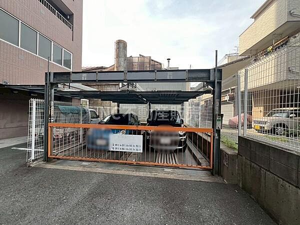 敷地内に機械式駐車場が設けられており車をしっかりと収納できます。出し入れしやすい構造で複数台の駐車が可能です。フェンス付きで管理もしやすく安心感があります。周辺道路からのアクセスもスムーズです。