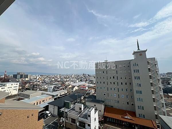 広々とした空を望むことができる眺望です。周囲の街並みが一望でき開放感があります。高層階ならではの視界の広がりが感じられます。遠くまで見渡せるため日々の気分転換にも役立ちます。