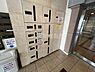 その他：エントランスに設置された宅配ボックスが日々の荷物の受け取りを円滑にサポートします。共用スペースが清潔に管理されており住民が安心して利用いただけます。防犯面も配慮された設備が整っています。