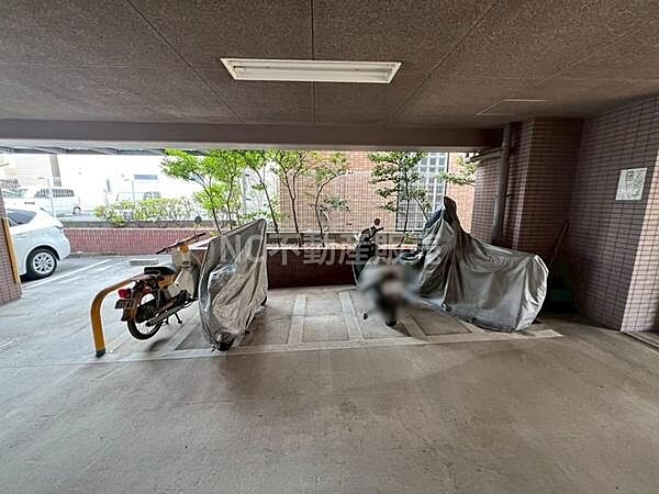 屋根付きのバイク置き場があり雨の日でも安心して駐輪できます。広々としたスペースで複数台のバイクを駐車可能です。敷地内に設置されているため移動もスムーズです。防犯面にも配慮された造りとなっています。