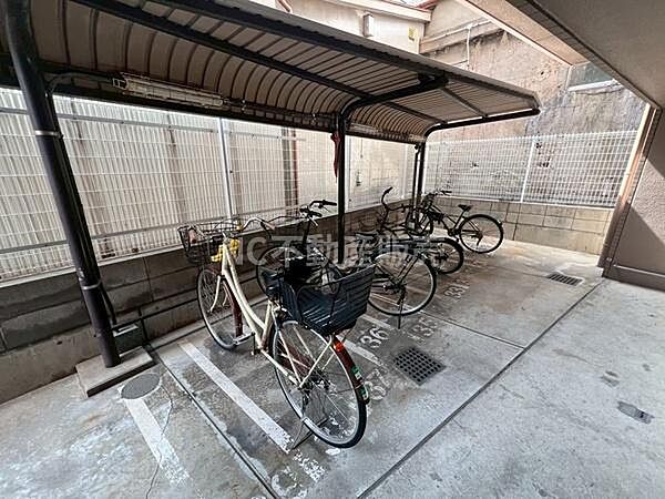屋根付きの自転車置き場が設置されています。雨の日でも自転車をしっかり保管できます。区画が分けられており駐輪しやすいのが特徴です。舗装された床面で清潔感があります。安心して駐輪ができる環境です。