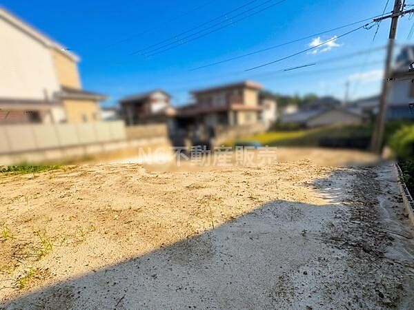 日当たりが良好な現地土地写真です。周辺に住宅が立ち並ぶ落ち着いた雰囲気が特徴的です。静かな住宅街の一角に位置しています。