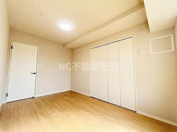 明るい色調の床と壁が特徴の子供部屋です。収納スペースも充実していてお部屋全体が広く感じられます。シンプルな内装なので好みに合わせてアレンジがしやすいです。