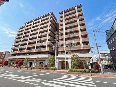 外観:堂々とした佇まいの建物で存在感があります。バランスの良いデザインが印象的です。開放感のある前面道路が特徴となっています。外構の植栽も整えられており清潔感があります。視認性の高い外観が目を引きます。 外観:堂々とした佇まいの建物で存在感があります。バランスの良いデザインが印象的です。開放感のある前面道路が特徴となっています。外構の植栽も整えられており清潔感があります。視認性の高い外観が目を引きます。