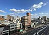 その他：開放感のある現地からの眺望が広がっています。都市の街並みや青空を一望できる環境です。交通量のある大通り沿いで利便性も感じられます。周囲には高層マンションや商業施設が点在しています。