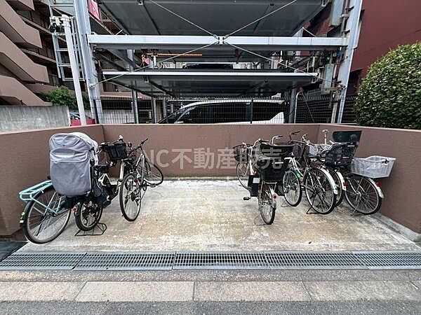 敷地内には自転車を停めることができるスペースがあります。区画もしっかりしているので安心して利用できます。雨風を防ぐ屋根が設置されているので自転車をしっかり守れます。使い勝手の良さが魅力的です。