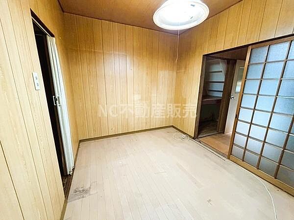 木目調の壁面が落ち着いた雰囲気を演出しています。引き戸で空間を分けられるためプライベート感があります。天井照明が明るく室内を照らします。床もフラットで使いやすい設計です。