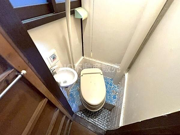 コンパクトにまとめられた空間で個別に設置された手洗い器が便利です。床のタイルデザインがアクセントになっています。シンプルな造りで清掃もしやすそうです。風通しの良い窓付きで換気にも配慮されています。
