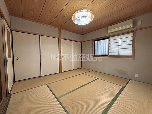 和風の落ち着いた雰囲気の寝室です。畳の香りと木目の天井が魅力的な空間を演出しています。大きな収納スペースが揃い部屋がすっきりと保てます。エアコンも設置されており一年を通じて快適に過ごせます。