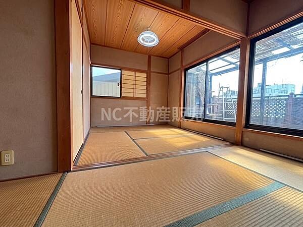 畳敷きの落ち着いた雰囲気が魅力の空間です。大きな窓から自然光がしっかりと差し込みます。和のテイストを感じさせるつくりが特徴的です。天井の木目や障子がアクセントとなっています。