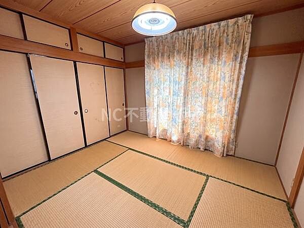 自然な木目と畳の組み合わせが落ち着いた雰囲気を演出します。押し入れ収納も充実していますのですっきりとした空間を保てます。和のテイストが感じられる内装が特徴的です。照明のデザインも統一感があります。