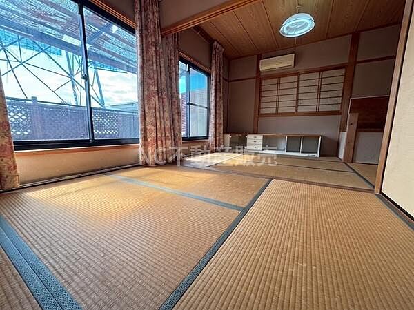 広々とした和室が広がり落ち着いた雰囲気が感じられます。大きな窓からはたっぷりと自然光が入り室内を明るく演出します。畳の風合いがやさしい印象を与え和の趣を楽しめます。