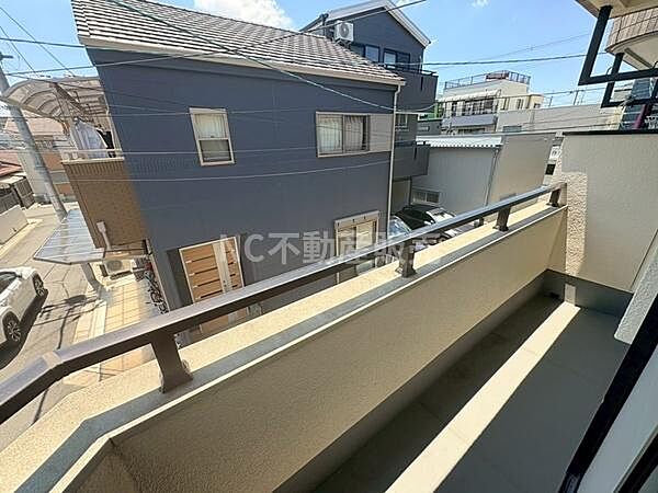 日当たりの良いバルコニーは洗濯物の乾きも期待できます。周囲には住宅が立ち並び安心感のある空間です。道路側に面しており交通の様子も感じられます。十分な広さのバルコニーが使い勝手を広げます。