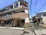 その他：角地に位置した建物で開放感を感じる現地写真です。前面道路が広く車の出入りもスムーズに行えます。日当たりの良い外観が印象的です。周囲は落ち着いた住宅街となっています。