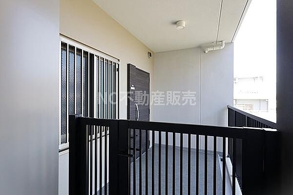 玄関前は広々としたスペースが確保されており落ち着いた色合いの玄関ドアが特徴です。柵付きでプライバシーにも配慮されています。窓も近く採光も期待できます。圧迫感の少ない造りです。