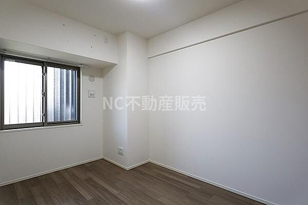 シンプルな内装でアレンジしやすい洋室です。明るいフローリングが空間を広く感じさせます。窓からの採光も確保されています。無駄のないレイアウトとなっています。様々な用途でご利用いただけます。