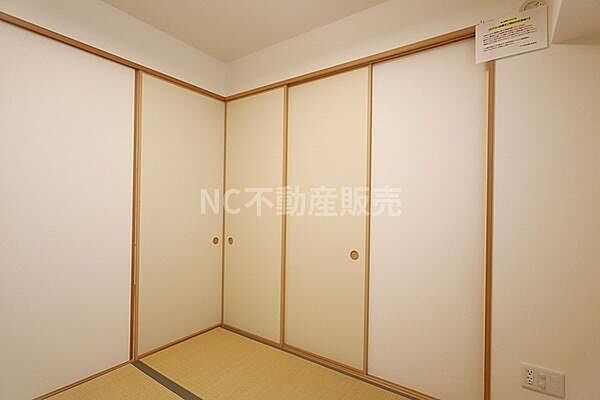 落ち着いた雰囲気の和室です。ふすまのデザインがシンプルで空間がすっきりしています。畳の温もりが伝わる仕上がりです。収納スペースも確保されています。用途を選ばず使えるつくりです。
