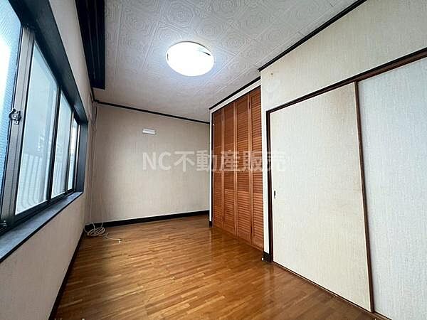 大きな窓から自然光がたっぷり差し込み明るい雰囲気の子供部屋です。壁面の収納スペースが充実しており整理整頓がしやすい印象です。フローリング仕様でお手入れも簡単です。天井が高く開放感も感じられます。