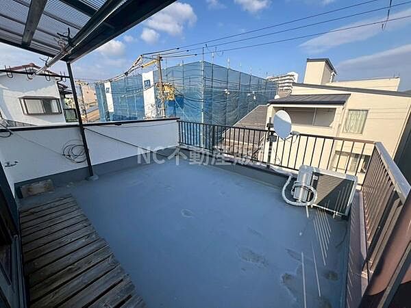 広々としたバルコニーは陽当たりが良く開放感があります。屋根付きで天候に左右されにくいのも便利です。プライベートな空間を確保しやすい設計です。遠くまで見渡せる眺望も魅力となっています。